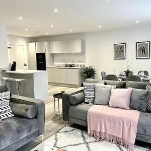 Luxury 3 Bed House W Parking & Garden! 1 Holiday home