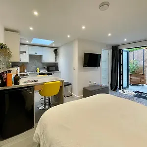 Tiny Home, Boscombe Manor Holiday home