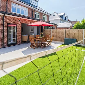 Highcroft House By Grandeur Holiday home
